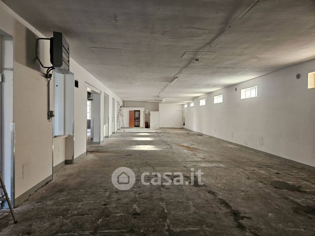 Capannone in commerciale in Via Bernardino Luini