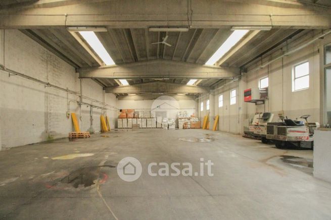 Capannone in commerciale in Via Ugo Stringa 1