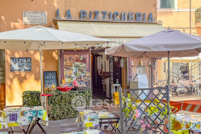Attivitã /licenza (con o senza mura) in commerciale in Piazza Del Mercato 12