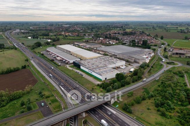 Capannone in commerciale in Via per Carpiano