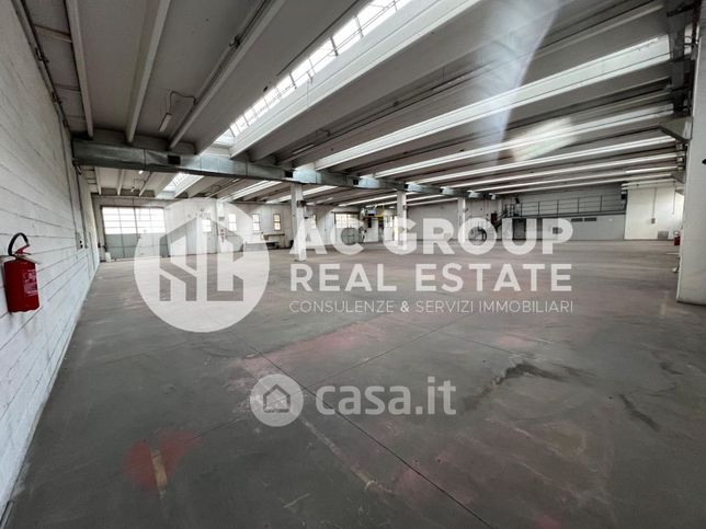 Capannone in commerciale in Viale Lombardia