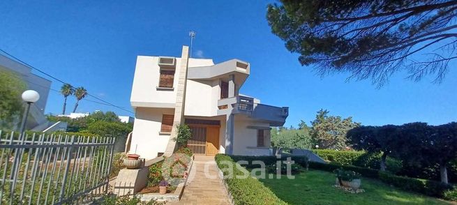 Villa in residenziale in Via del Mare