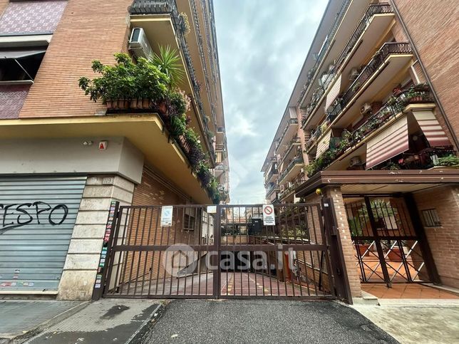 Box/posto auto in residenziale in Via Lucio Elio Seiano 119