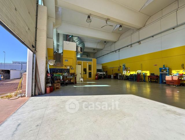 Capannone in commerciale in 