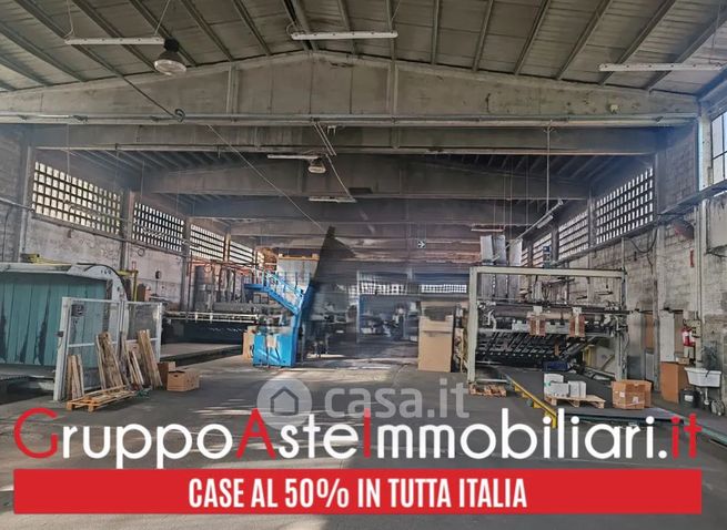 Capannone in commerciale in Via Rughi
