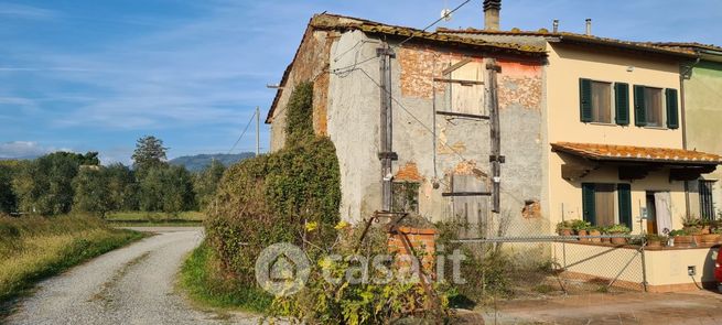 Casa bi/trifamiliare in residenziale in 