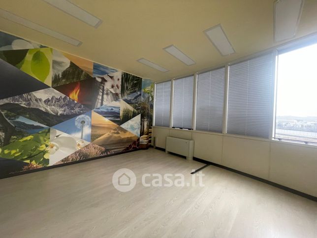 Ufficio in commerciale in Via dei Frassini 21