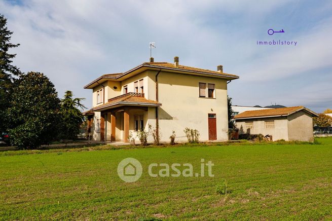 Casa indipendente in residenziale in 