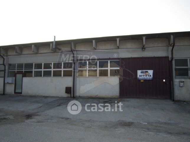 Capannone in commerciale in Via del Costo