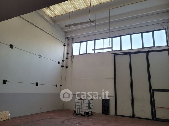 Capannone in commerciale in 