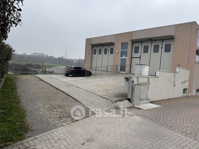 Capannone in commerciale in 