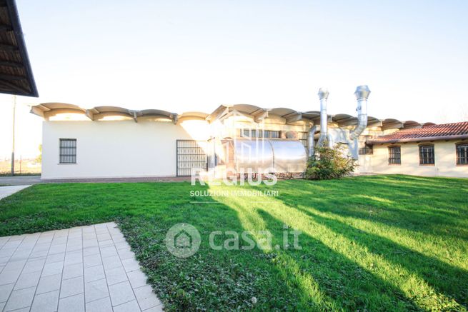 Capannone in commerciale in Via Sergio Fraccalanza