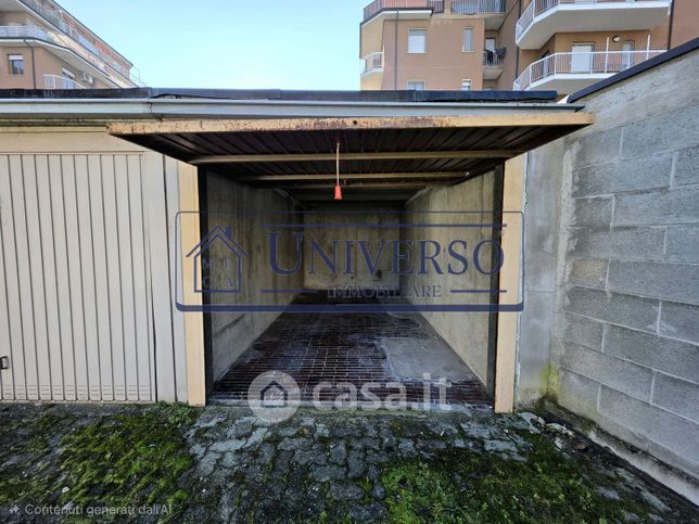 Box/posto auto in residenziale in Via Ugo Foscolo 31