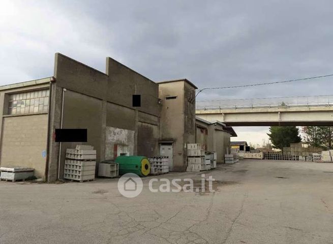 Capannone in commerciale in Via Mantovani