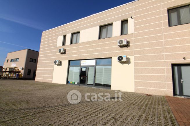 Ufficio in commerciale in Via A. Simonini