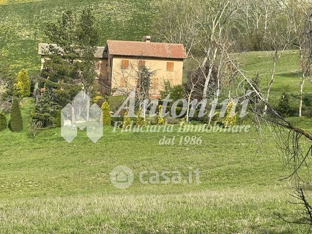 Villa in residenziale in Frazione Sentino