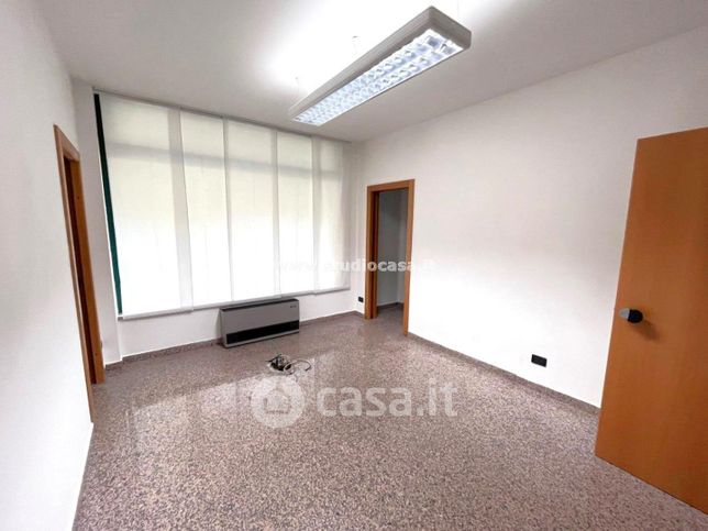 Ufficio in commerciale in 