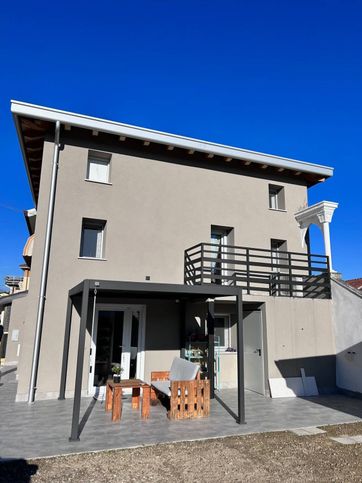 Casa bi/trifamiliare in residenziale in 