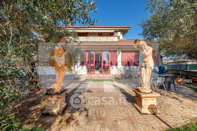 Villa in residenziale in Via dello Sport 62