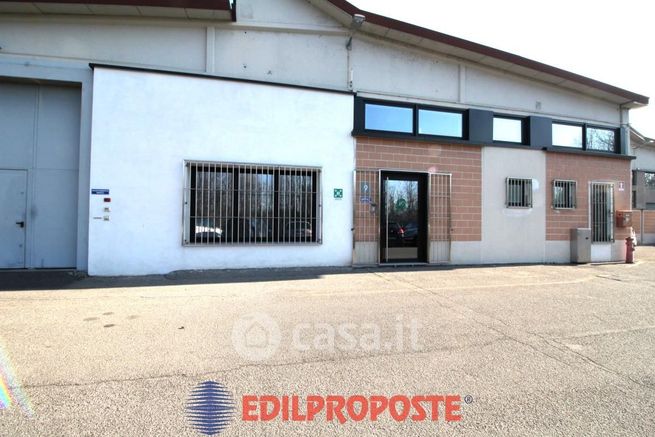 Capannone in commerciale in Via Monte Rosa 27
