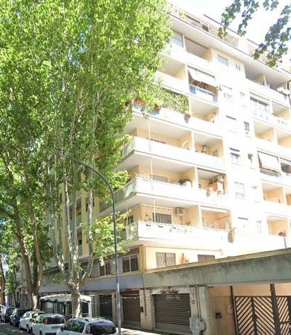 Box/posto auto in residenziale in Viale delle Accademie 75