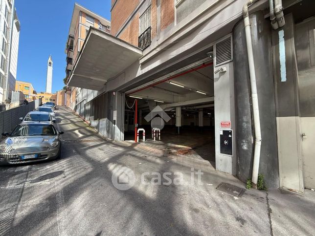 Capannone in commerciale in Via Andrea Mantegna 148