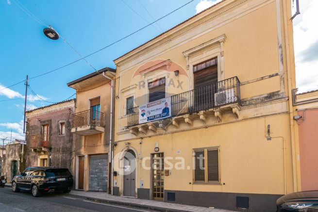 Casa bi/trifamiliare in residenziale in Via Battiati 58