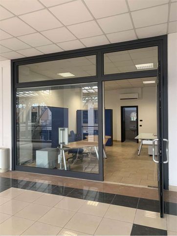 Ufficio in commerciale in Via IV Passi