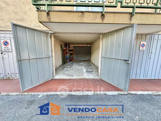 Box/posto auto in residenziale in Via de Amicis