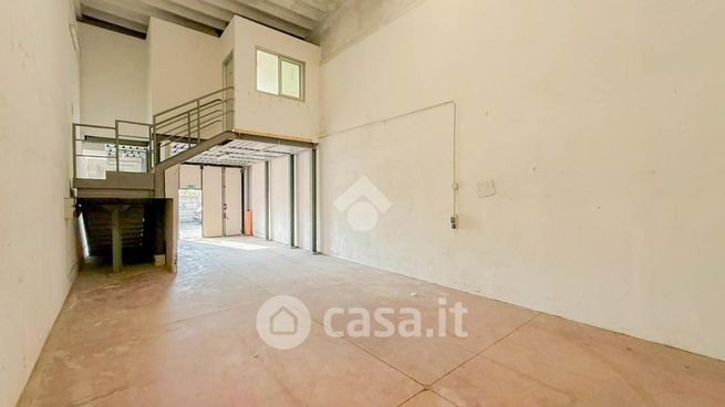 Capannone in commerciale in Via Torino 34