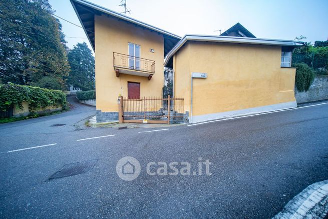 Casa bi/trifamiliare in residenziale in Via Alpi 1