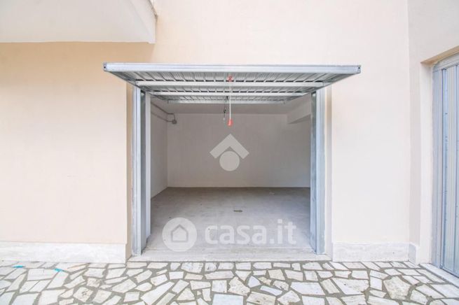 Box/posto auto in residenziale in Via DIONIGI 14