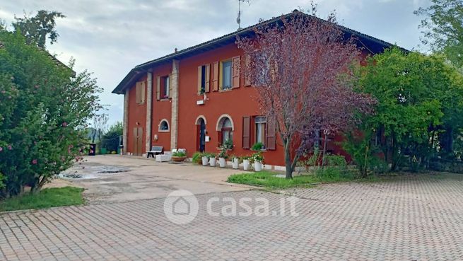 Attivitã /licenza (con o senza mura) in commerciale in Via Bergnana