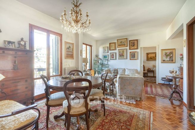 Casa bi/trifamiliare in residenziale in