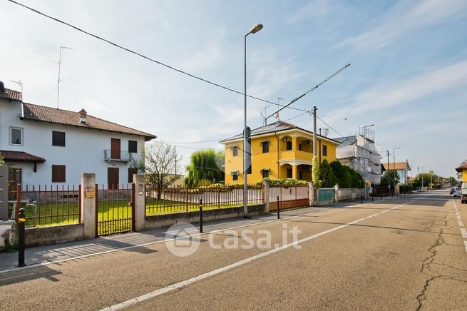 Casa bi/trifamiliare in residenziale in Via Visconti Venosta 75