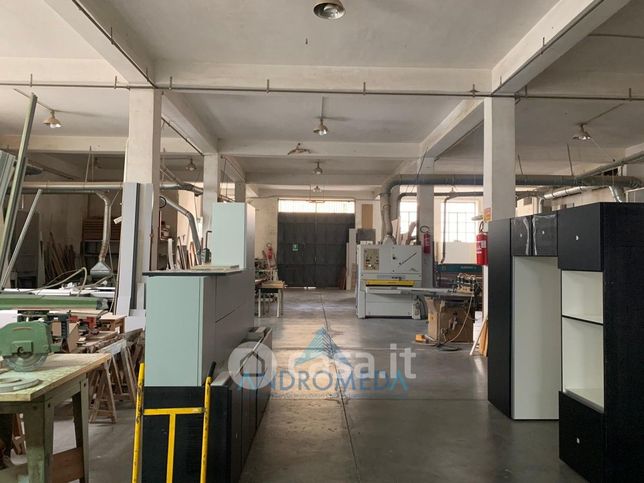 Capannone in commerciale in