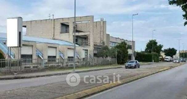 Capannone in commerciale in Via A. B. Sabin 2