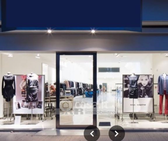 Capannone in commerciale in 
