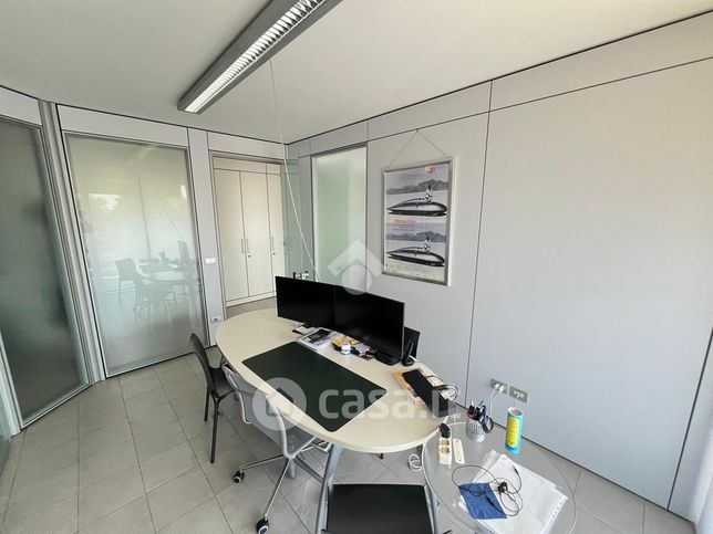Ufficio in commerciale in Via Nuova Ponente 13
