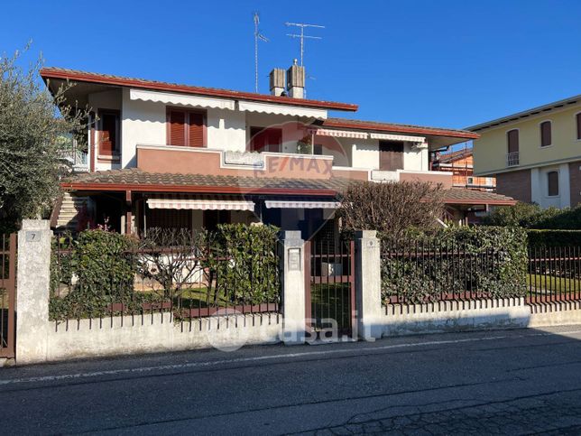 Appartamento in residenziale in Via Lombardia 9