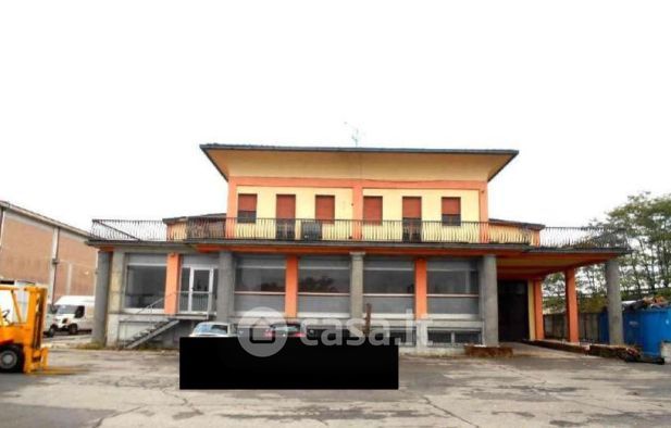 Capannone in commerciale in Via Milano 9