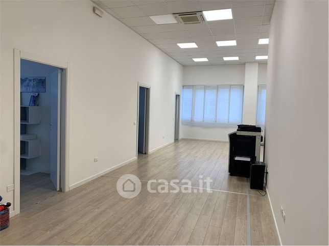 Ufficio in commerciale in 