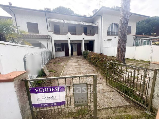Casa bi/trifamiliare in residenziale in Viale delle Acacie 30 /A