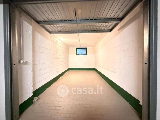 Box/posto auto in residenziale in Via Francesco Crispi 35