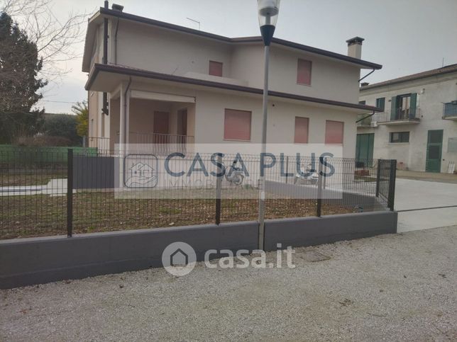 Casa bi/trifamiliare in residenziale in 