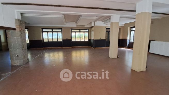 Negozio/locale commerciale in commerciale in Via Vallericcia