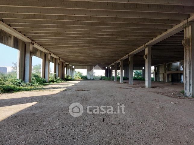 Capannone in commerciale in Via Magistri Comacini 3