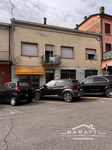 Casa bi/trifamiliare in residenziale in 
