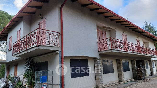 Casa bi/trifamiliare in residenziale in Strada dei Brunelli 2