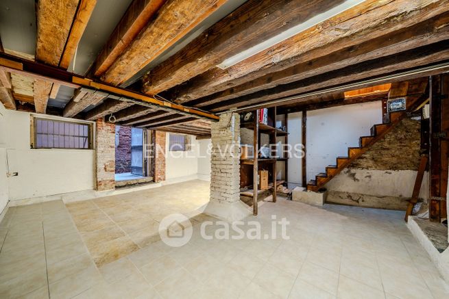 Negozio/locale commerciale in commerciale in Campo Santa Margherita